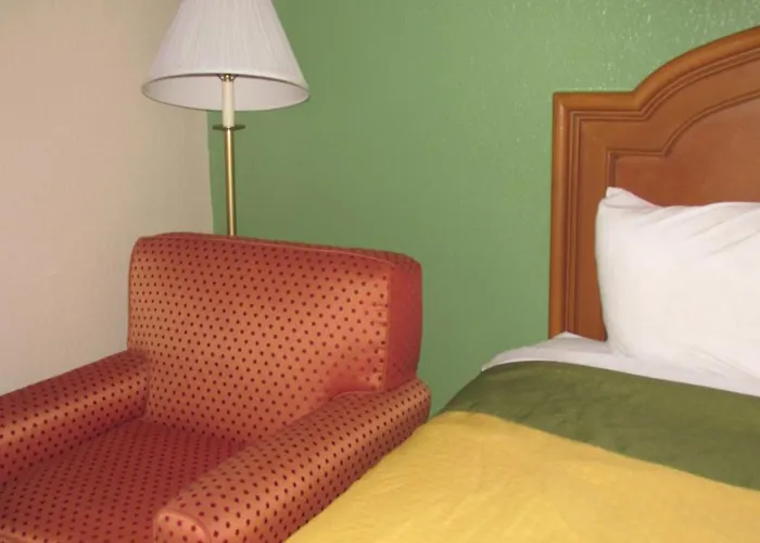 Hotel Super 8 By Wyndham La