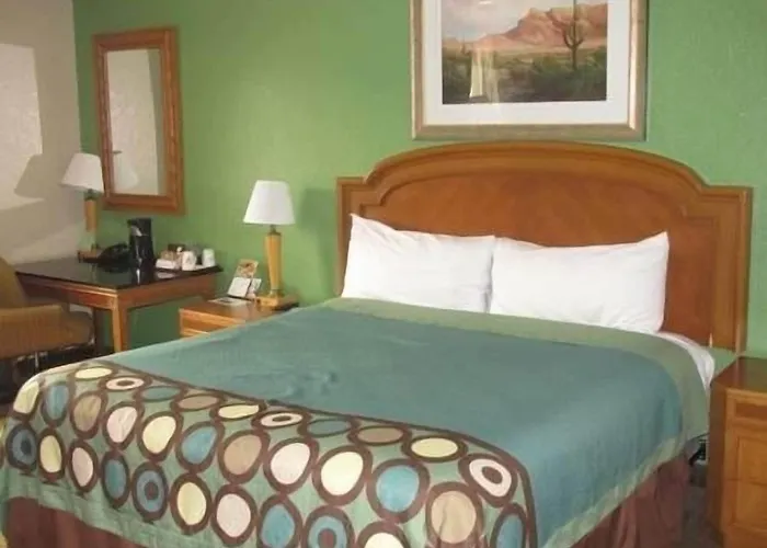 Super 8 By Wyndham La