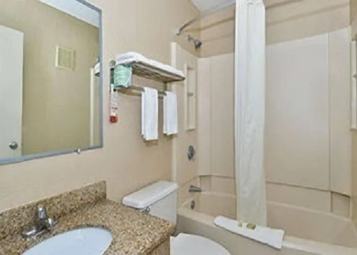 Super 8 By Wyndham La Hotel 2*