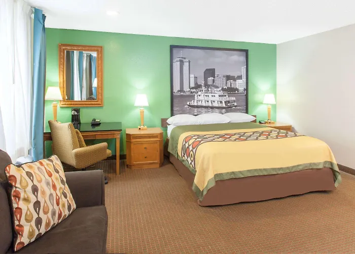 Super 8 By Wyndham La Hotel 2*