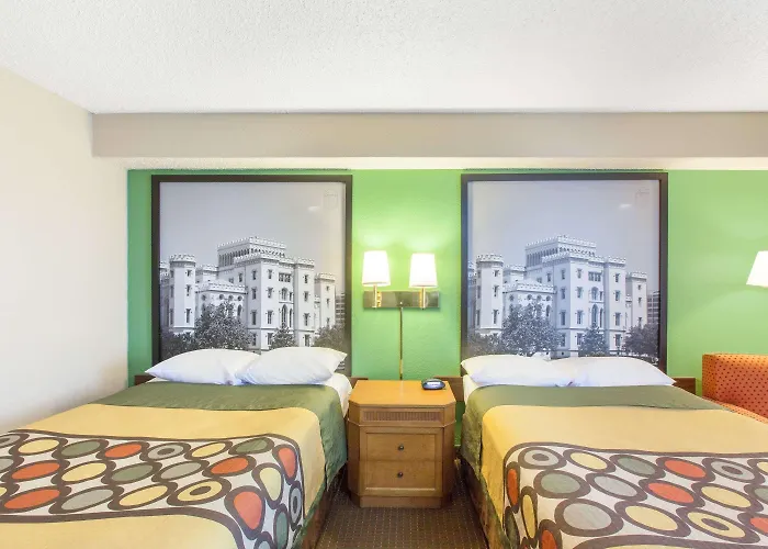 Super 8 By Wyndham La Hotel 2*