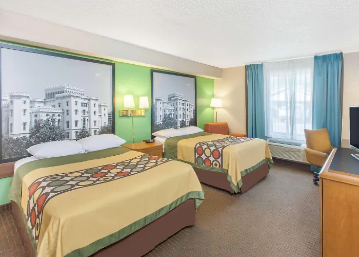 Super 8 By Wyndham La Hotel 2*