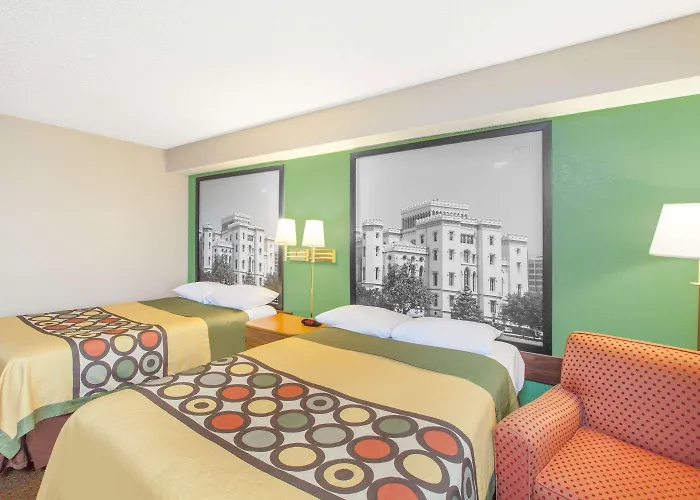 Super 8 By Wyndham La Hotel