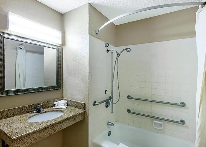 Hotel Super 8 By Wyndham La 2*