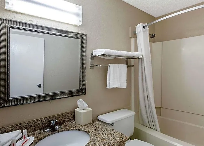 Super 8 By Wyndham La 2*