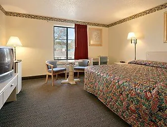 Hotel Super 8 By Wyndham La 2*