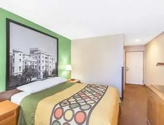 Super 8 By Wyndham La