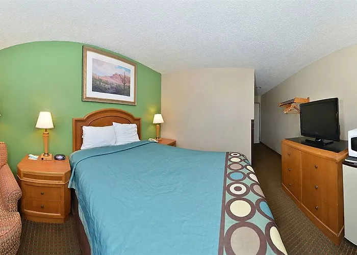Super 8 By Wyndham La Hotel 2*