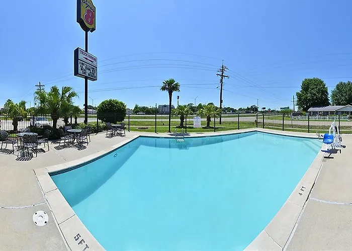 Super 8 By Wyndham La Hotel 2*