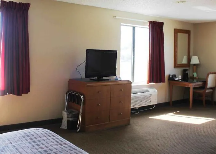 Super 8 By Wyndham La