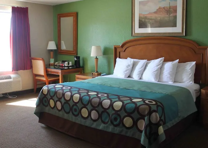 Super 8 By Wyndham La Hotel