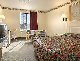 Super 8 By Wyndham La Hotel 2*