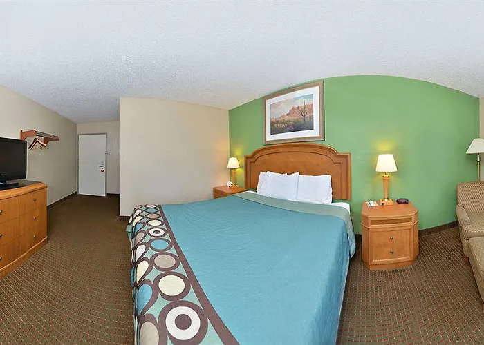 Super 8 By Wyndham La Hotel